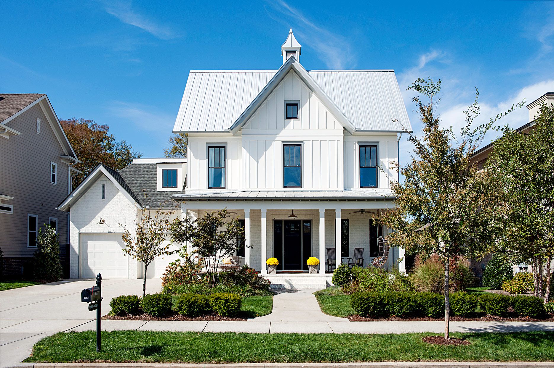 10 Stunning Farmhouse Exteriors That Capture the Essence of Country Living