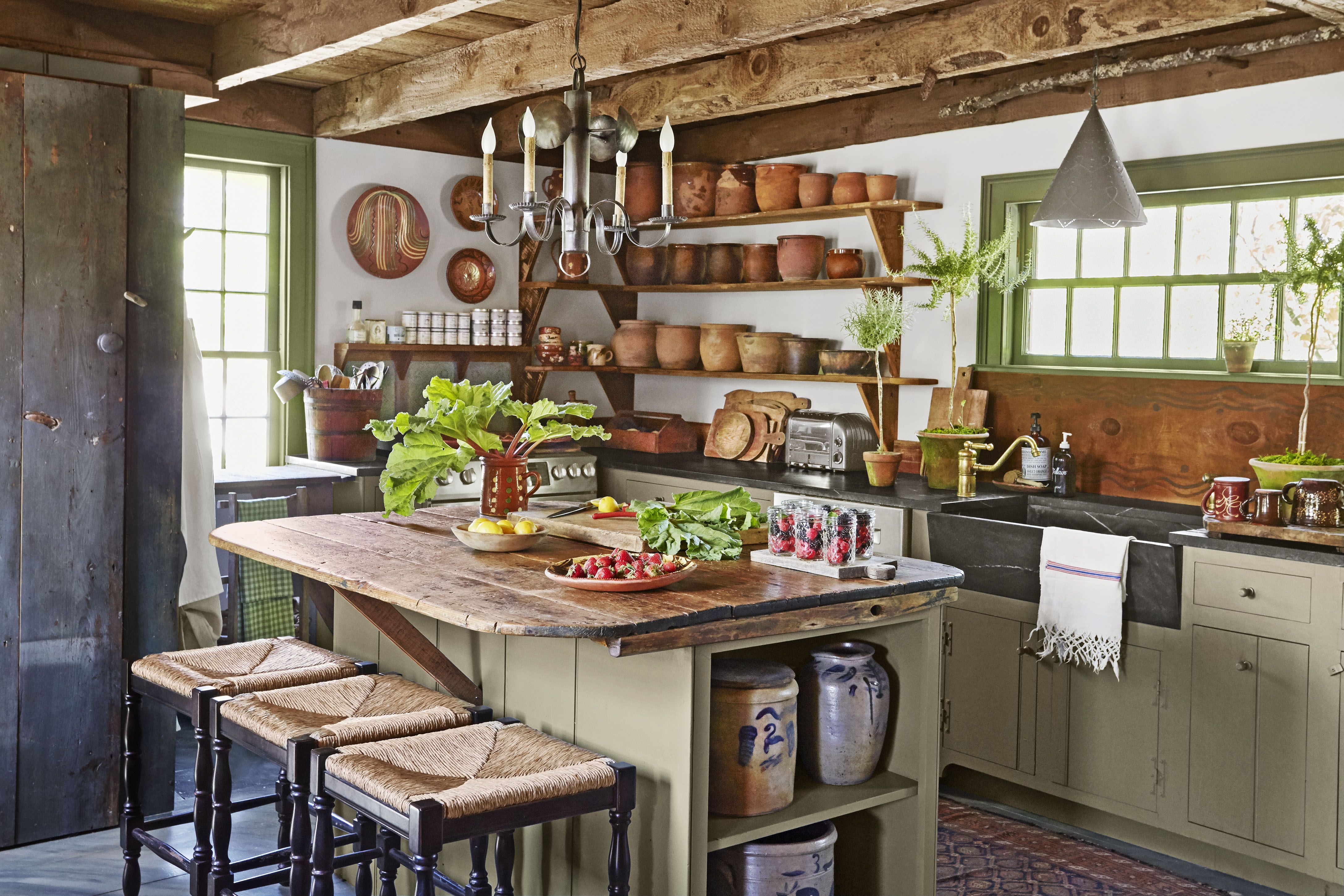 Creating a Functional Farmhouse Kitchen: Design Ideas and Layout Tips