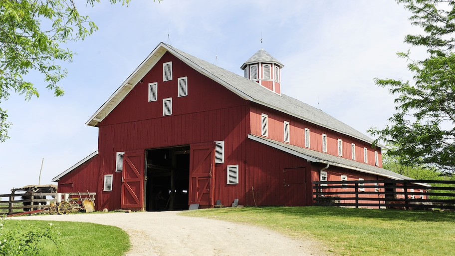 How Much Does it Cost to Build a Wood Barn?