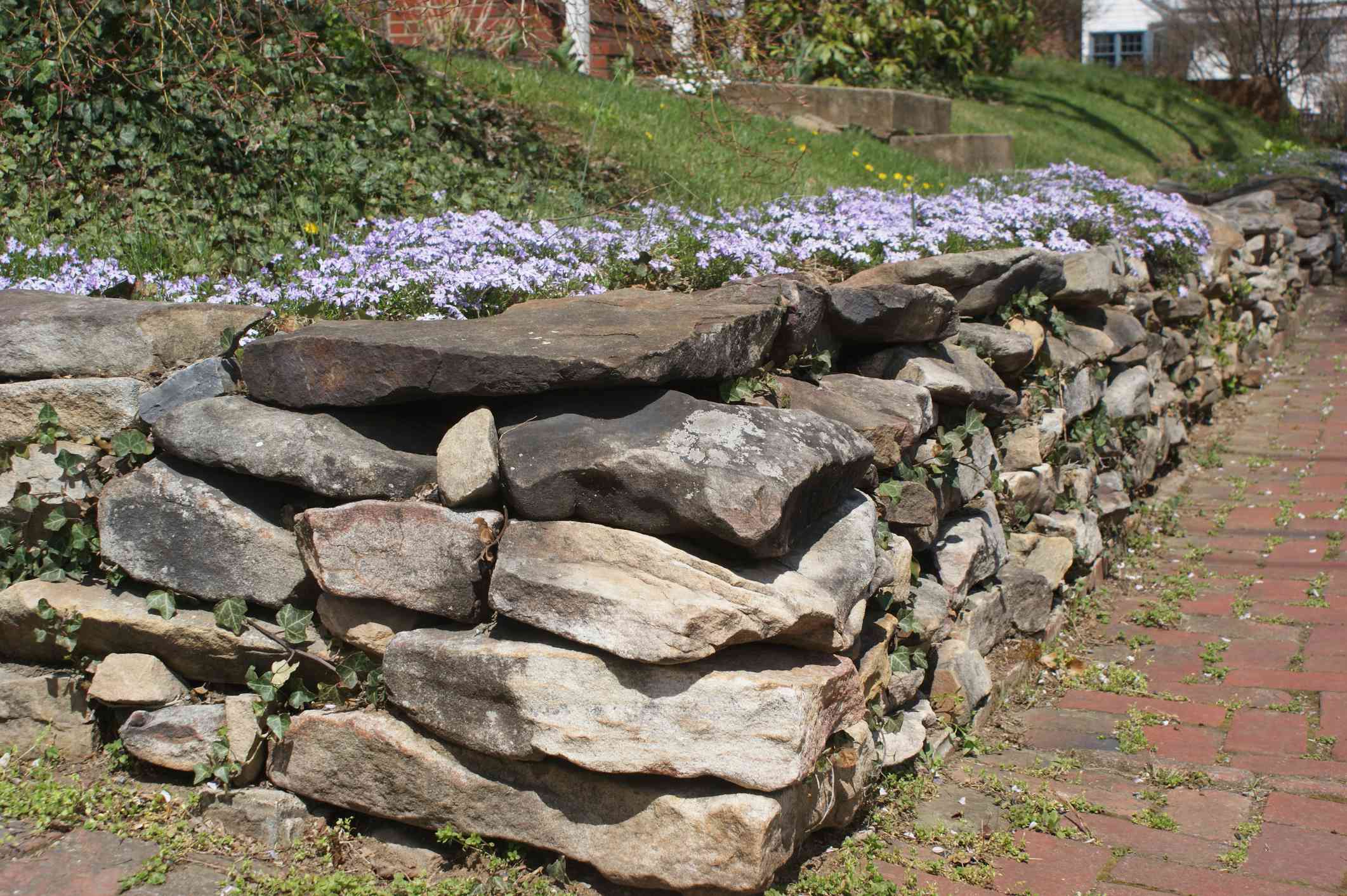 how to build a garden stone wall ?